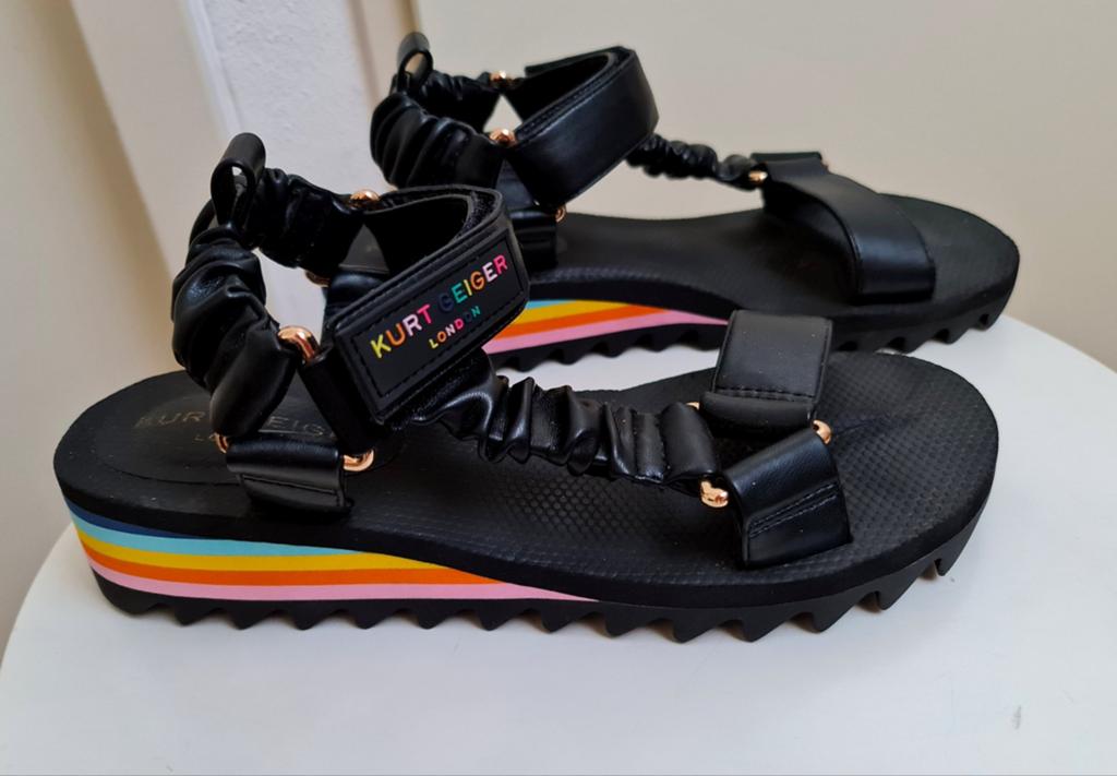 Kurt Geiger sandalen maat 38 zwart gekleurde bandjes zgan , Ophalen, Zwart, Sandalen of Muiltjes, Zo goed als nieuw