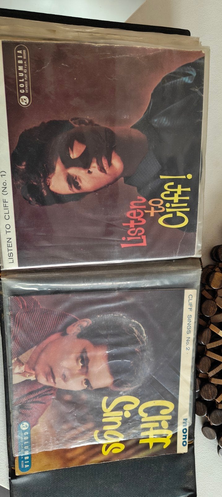 Cliff Richard singles - 27  stuks in verzamelmap, Cd's en Dvd's, Vinyl Singles, Ophalen, Gebruikt, 7 inch, Pop