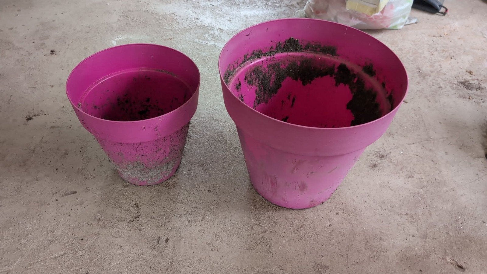 Gratis 2 roze plantenpotten voor buiten, Ophalen, Kunststof, Gebruikt, Minder dan 60 cm