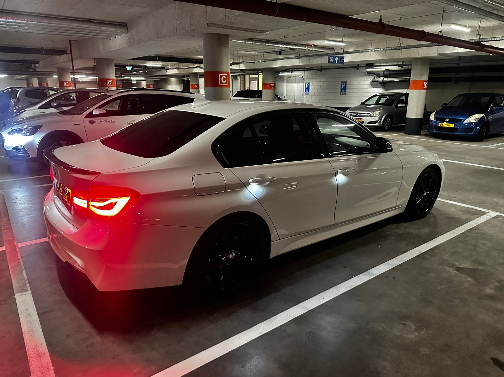 BMW 330e M Sport 252PK | ✅onderhoud | Leder | CarPlay | Luxe, Achterwielaandrijving, Zwart, Wit, Parkeerassistent