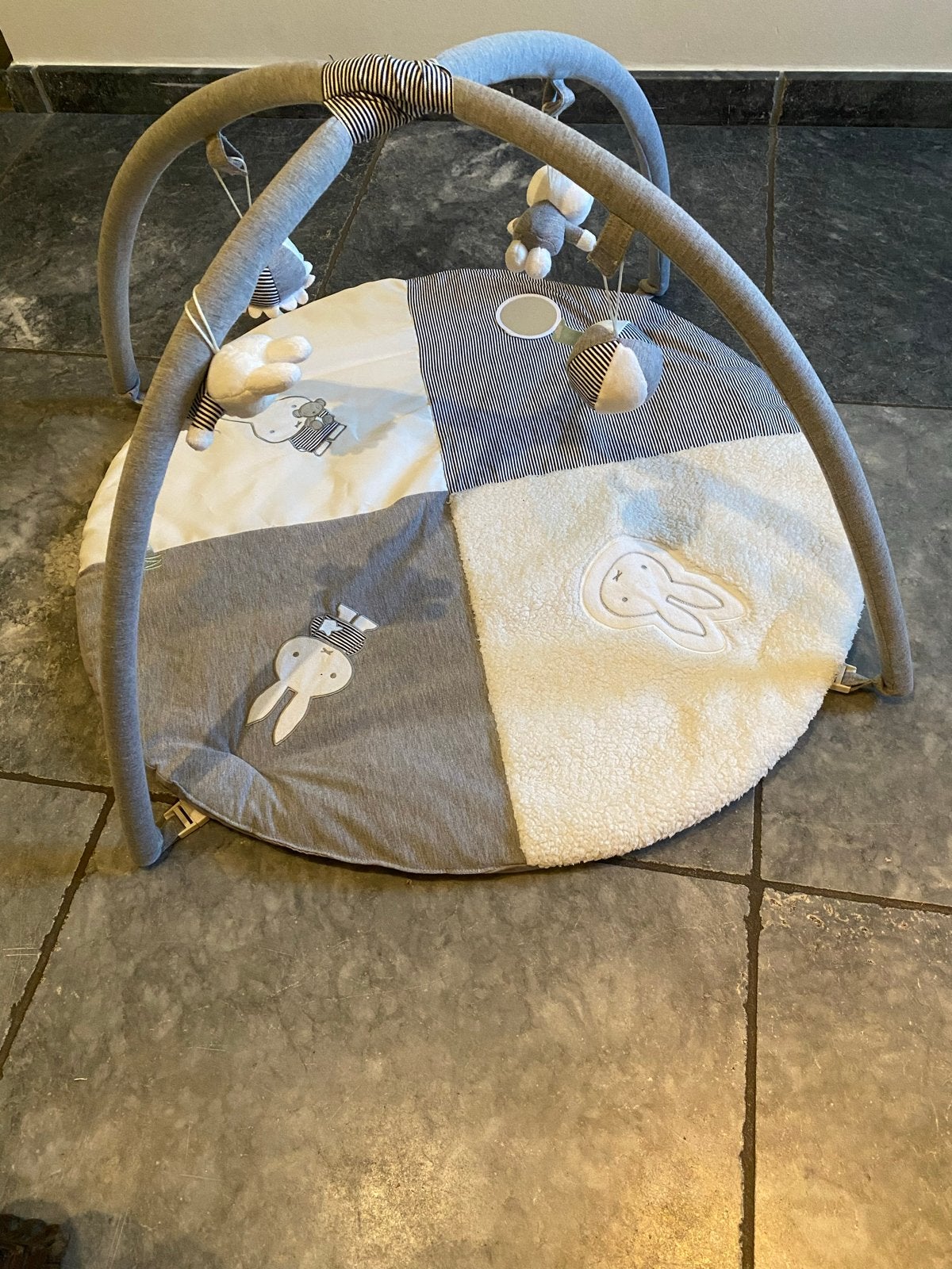 Speelkleed met babygym Nijntje grijs/wit- Zo goed als nieuw, Ophalen, Zo goed als nieuw, Speelkleed