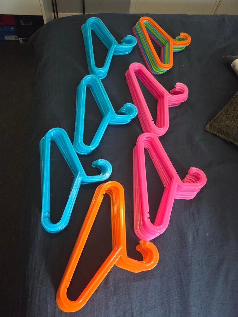 IKEA BAGIS Kinderkledinghangers - Diverse Kleuren, Kleding | Dames, Kledinghangers, Zo goed als nieuw, Kunststof, Kinderen, Ophalen of Verzenden