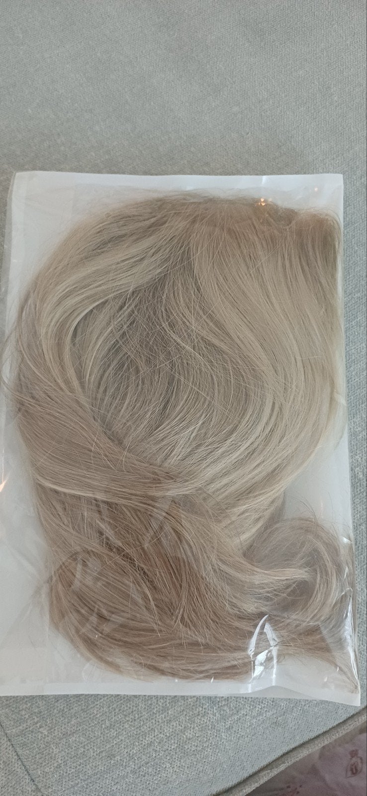 Mooie synthetische blonde pruik met zijscheiding, Ophalen of Verzenden, Zo goed als nieuw