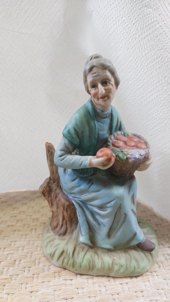 Vintage beeldje oude vrouw met fruitmandje, Verzamelen, Beelden en Beeldjes, Ophalen