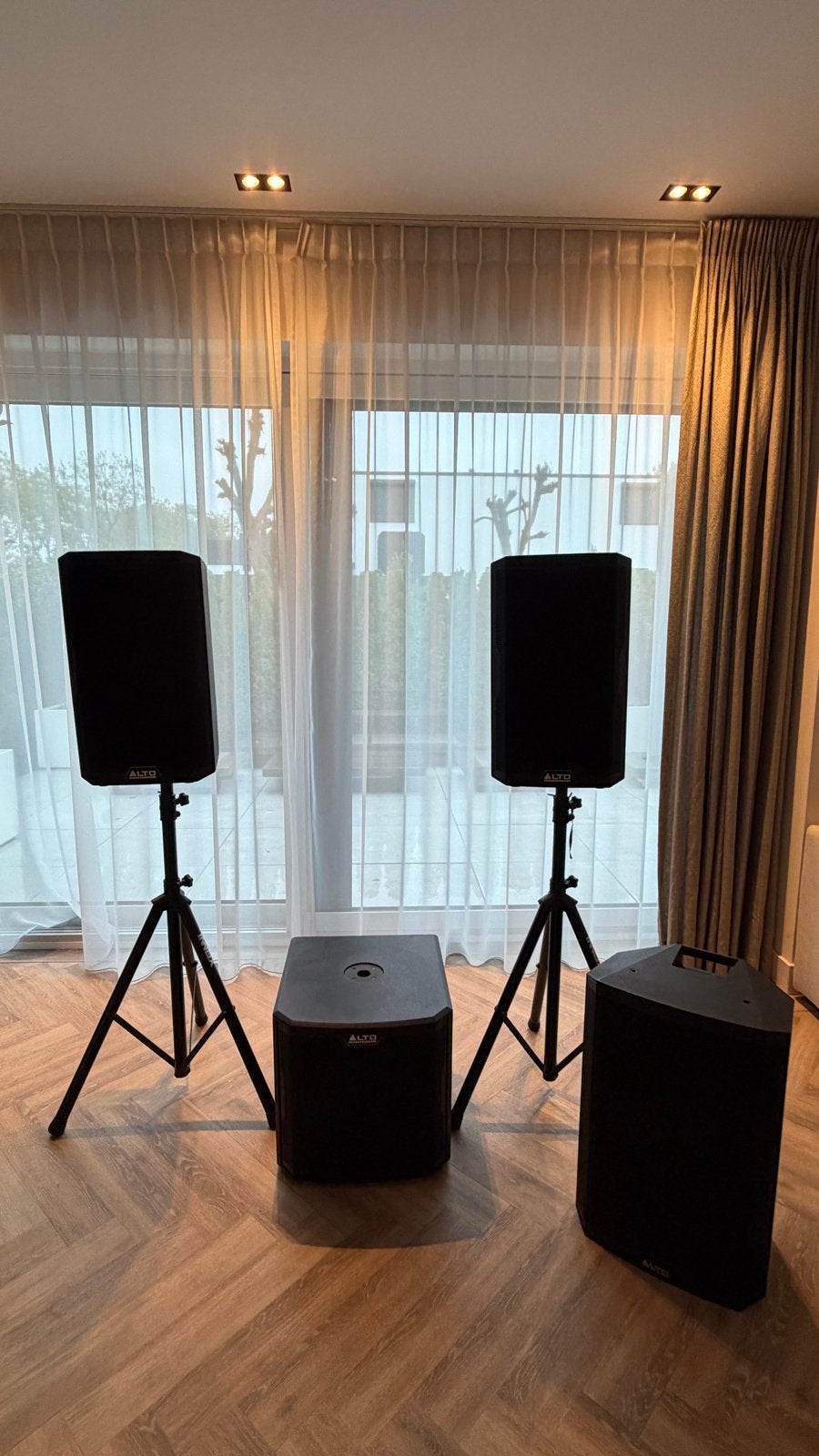 Complete Alto geluidsset: 3 tops, 1 sub, statieven & kabels, Speakerset, Zo goed als nieuw, Bluetooth, Ophalen