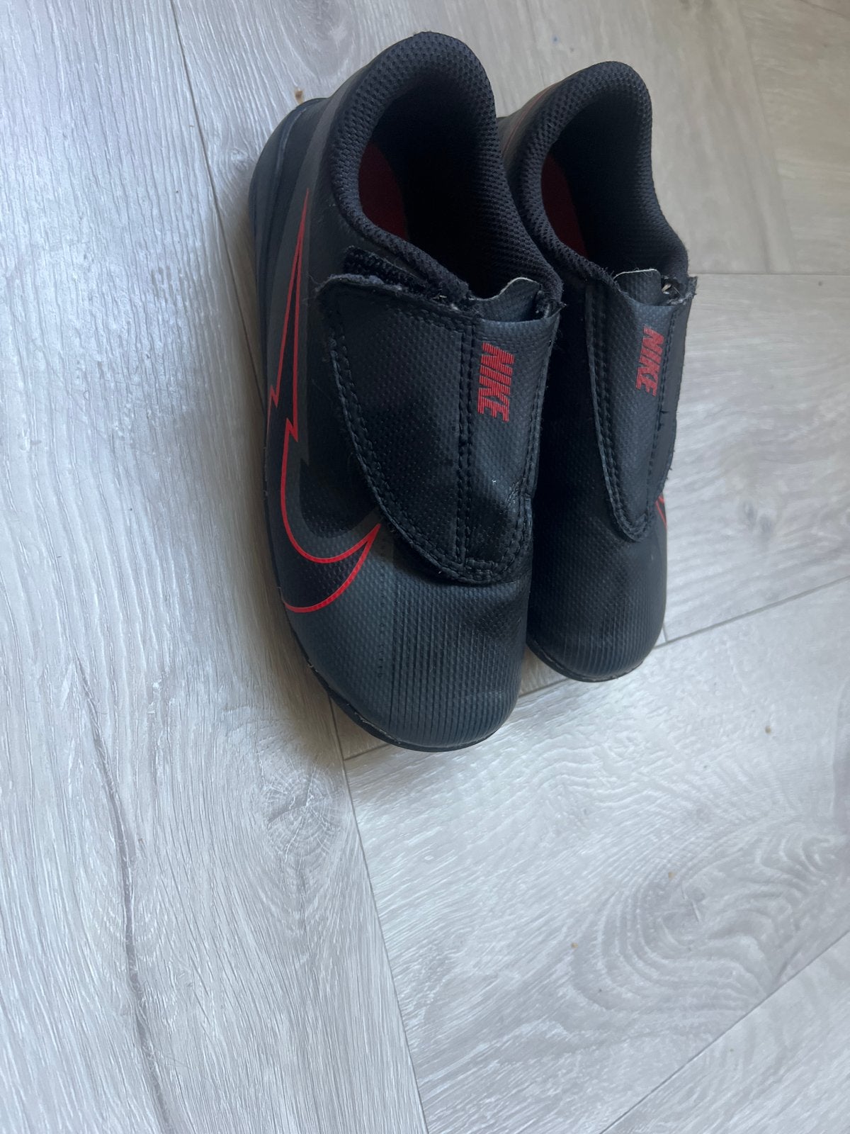 Nike voetbal schoei  maat 28 zonder veters, Gebruikt, Ophalen of Verzenden, Nike@gmail.com, Nike.nl