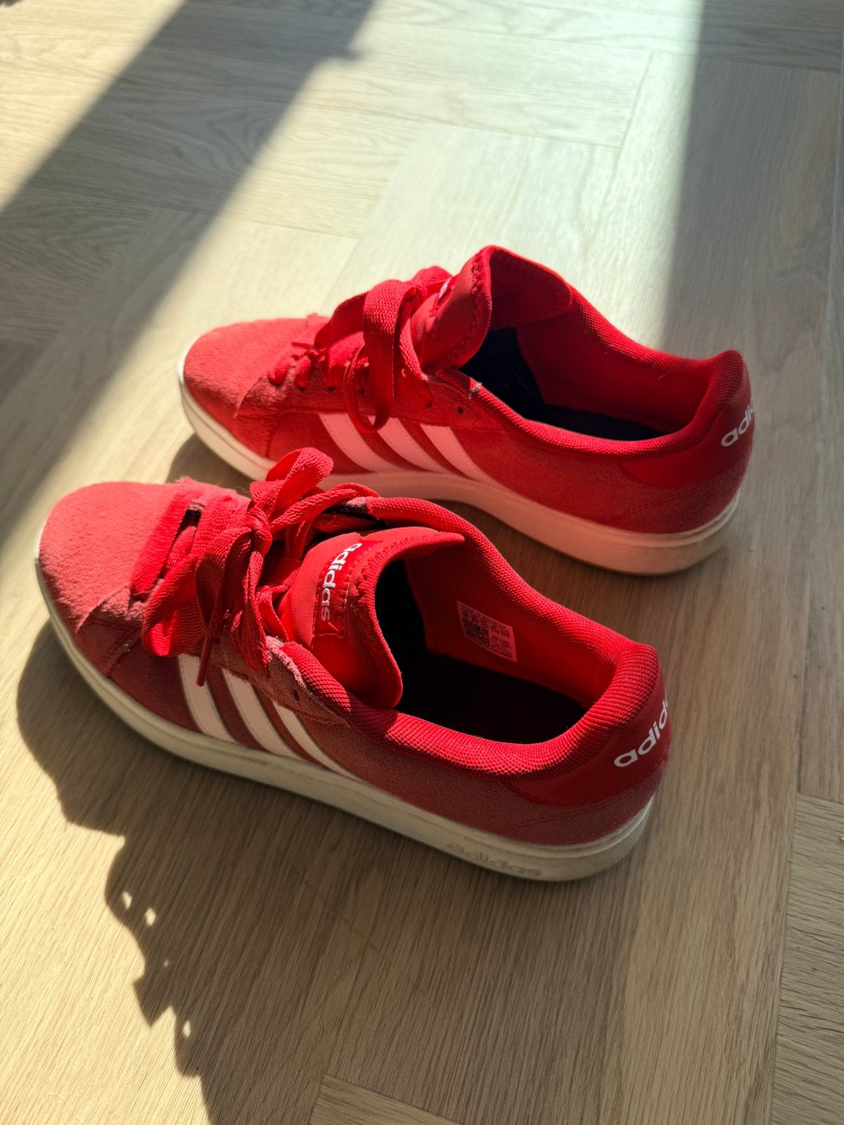 Nog z.g.a.n. rode en groene Adidas sneakers 42/43, Kleding | Dames, Schoenen, Ophalen of Verzenden, Zo goed als nieuw, Groen, Sneakers of Gympen