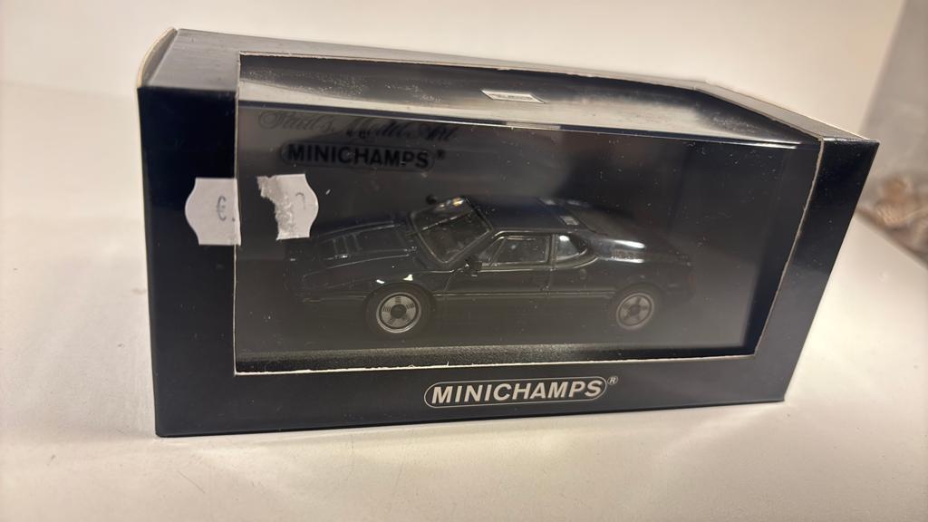 Bmw m1 bleu minichamps 1.43