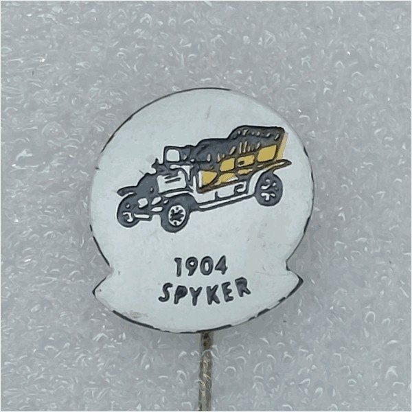 SP0936 Speldje 1904 Spyker geel, Verzamelen, Ophalen of Verzenden, Gebruikt, Overige onderwerpen