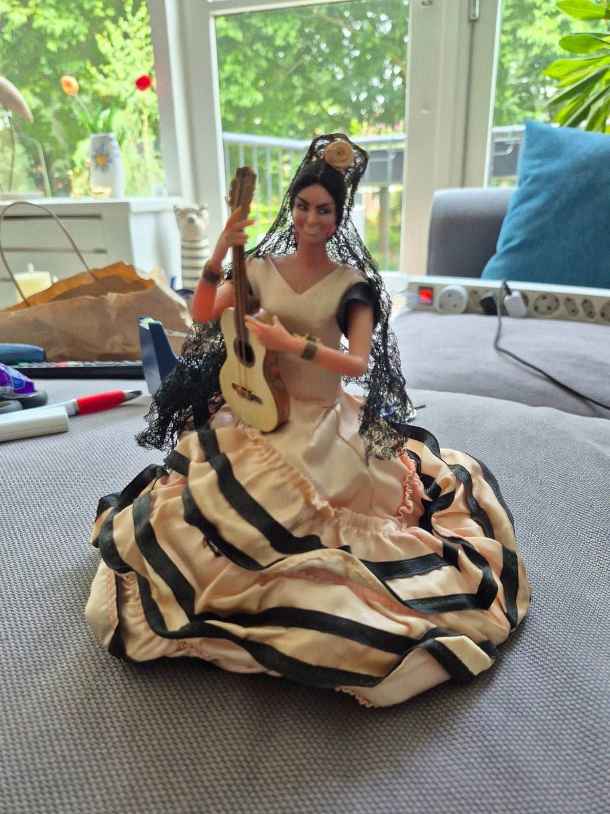 Vintage Spaanse Flamenco Pop met Gitaar - 20 cm, Verzamelen, Poppen, Ophalen of Verzenden, Gebruikt, Pop