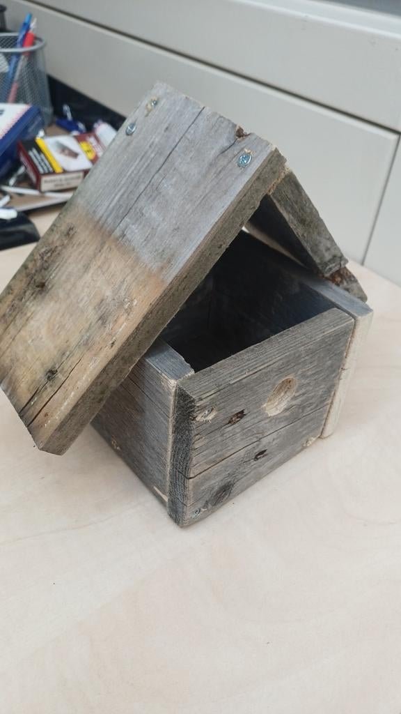 Uniek zelfgemaakt vogelhuisje van gerecycled hout, Ophalen of Verzenden, Gebruikt