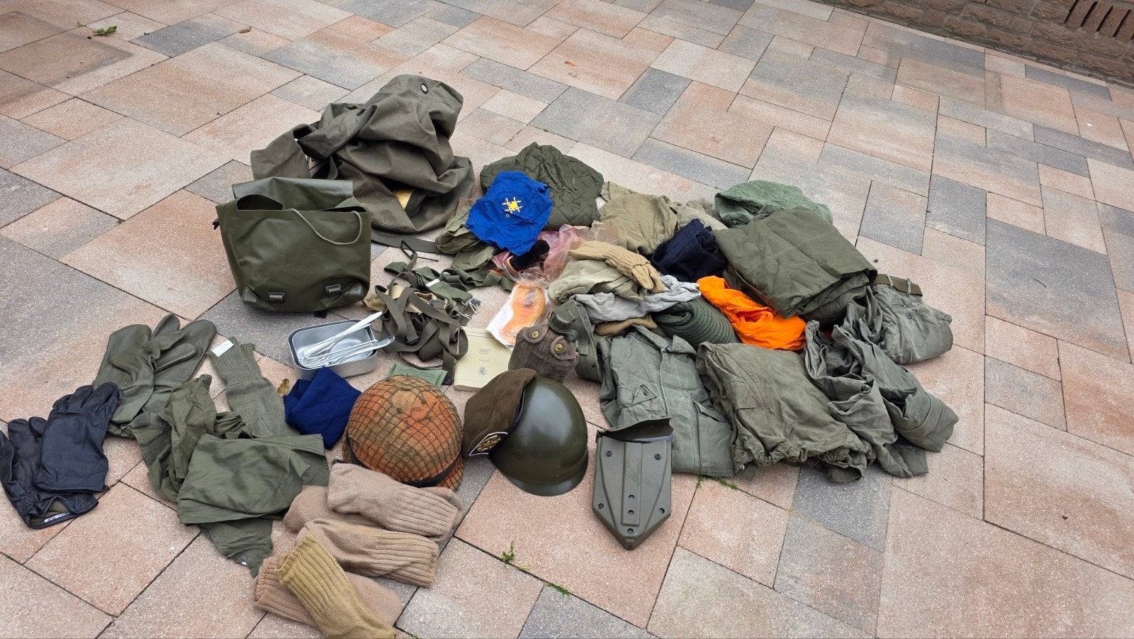 Diverse militaria in plunjebaal uit 1980, Verzamelen, Ophalen, Landmacht, Nederland