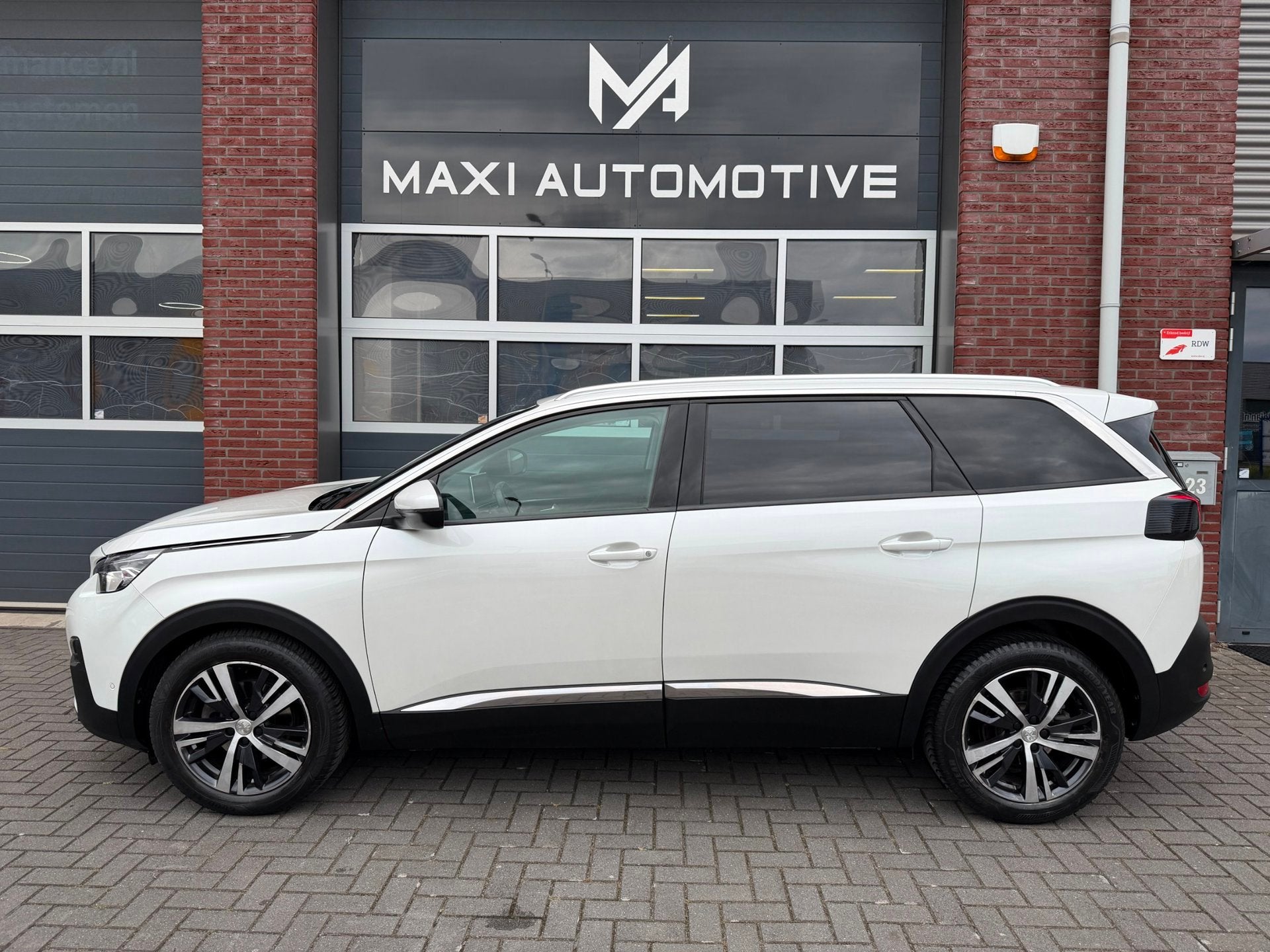 Peugeot 5008 1.6 e-THP 7p. LED Carplay 360 Camera Keyless, 1350 kg, Gebruikt, 4 cilinders, Wit