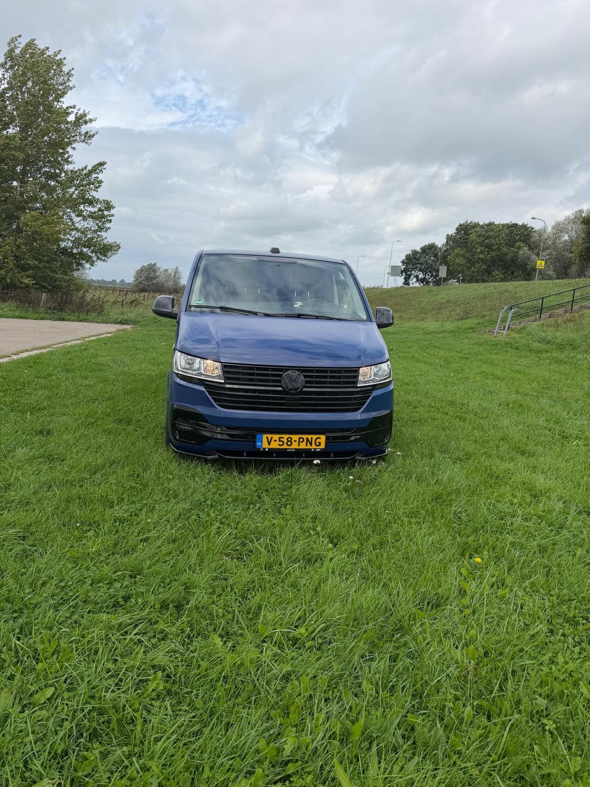 🔥 Volkswagen Transporter T6.1 180PK Bulli – uitgevoerd 🔥, Auto's, Stof, 4 cilinders, Parkeersensor, Bedrijf