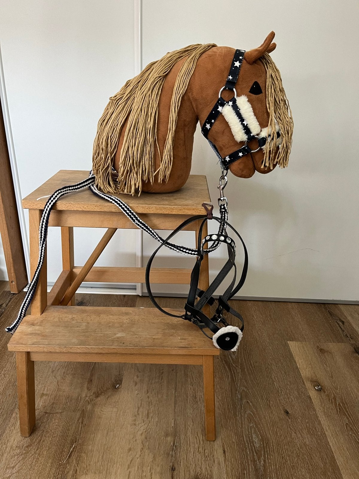 Hobbyhorse met halster en hoofdstel - Zo goed als nieuw, Ophalen, Zo goed als nieuw, Jongen of Meisje