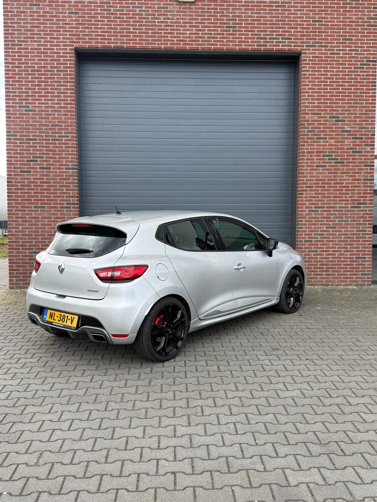 Foto 3 van Renault Clio 1.6 RS Turbo 147KW 5-DRS AUT 2015 Grijs