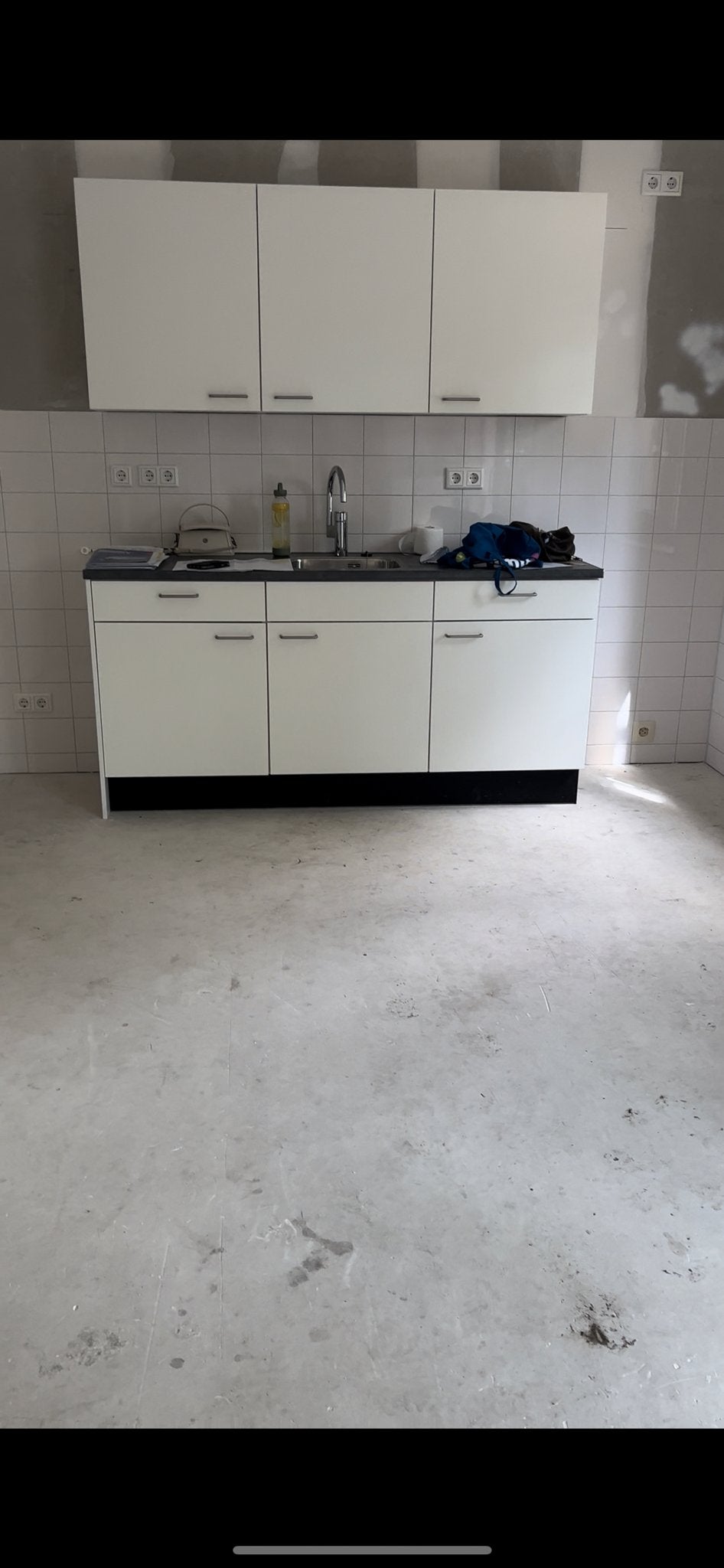 Witte keuken met donker aanrechtblad, Ophalen, Gebruikt, Wit, Enkelwandige keuken