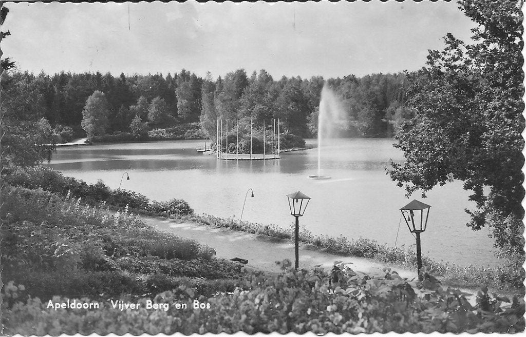 Apeldoorn Vijver Berg en Bos - Oude Ansichtkaart 1958, Ophalen of Verzenden, 1940 tot 1960, Gelopen, Gelderland