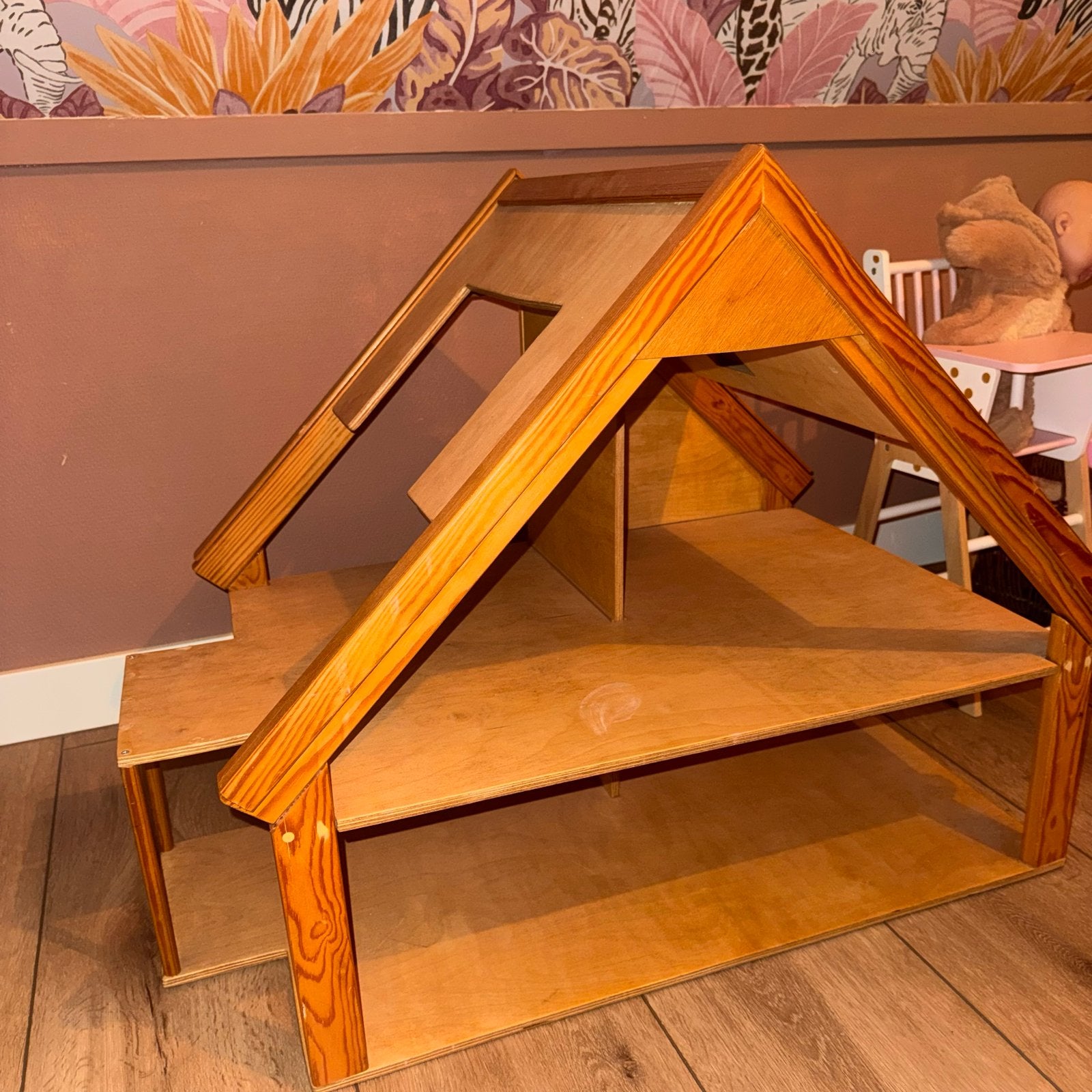 Houten poppenhuis met rotan meubelen in perfecte staat, Ophalen of Verzenden, Zo goed als nieuw, Poppenhuis
