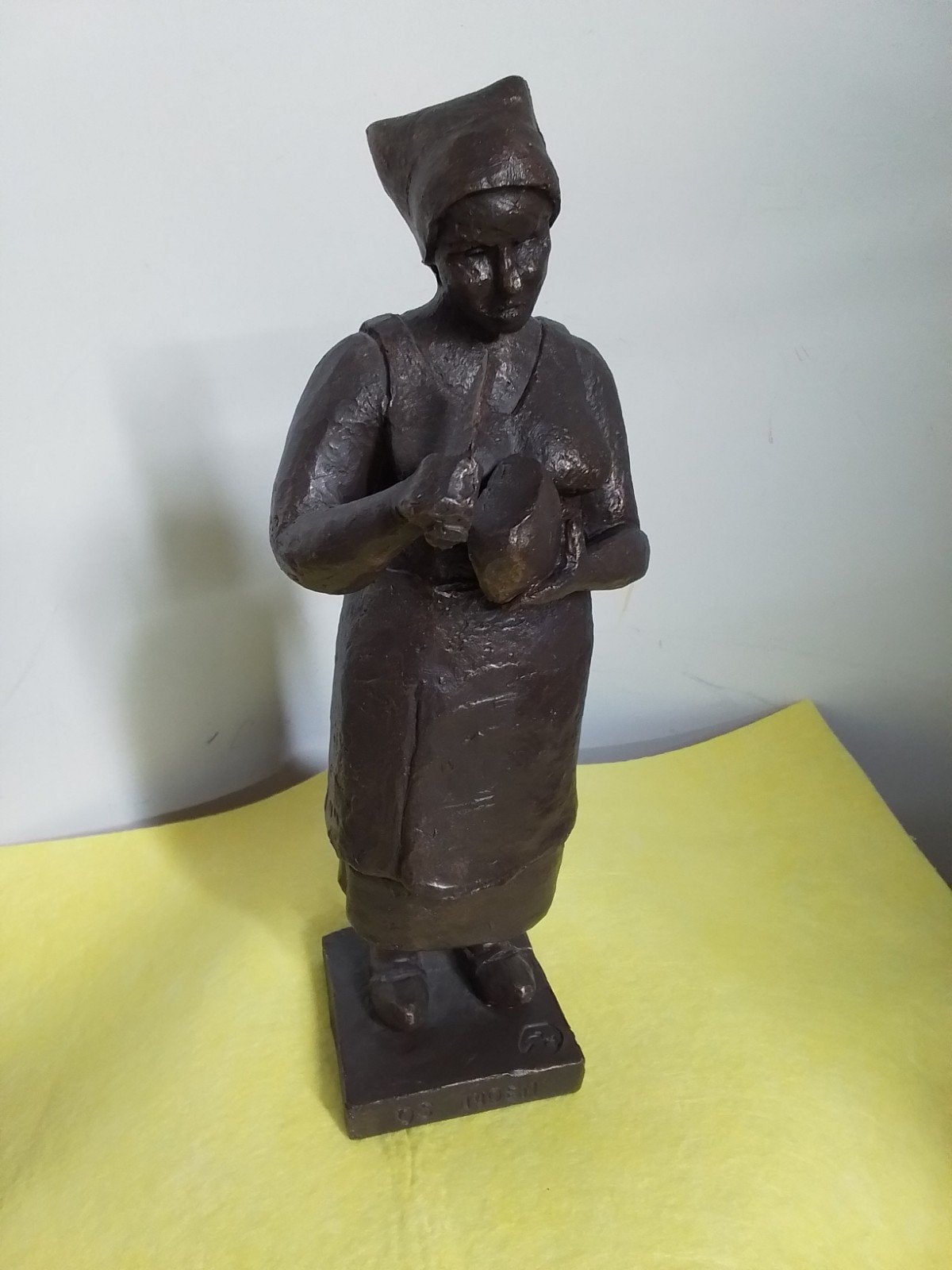 15322)Bronzen beeld van een vrouw, gesigneerd 'OS MOEN'Budel, Gepatineerd, Ophalen of Verzenden, Brons, 20 - 50 cm