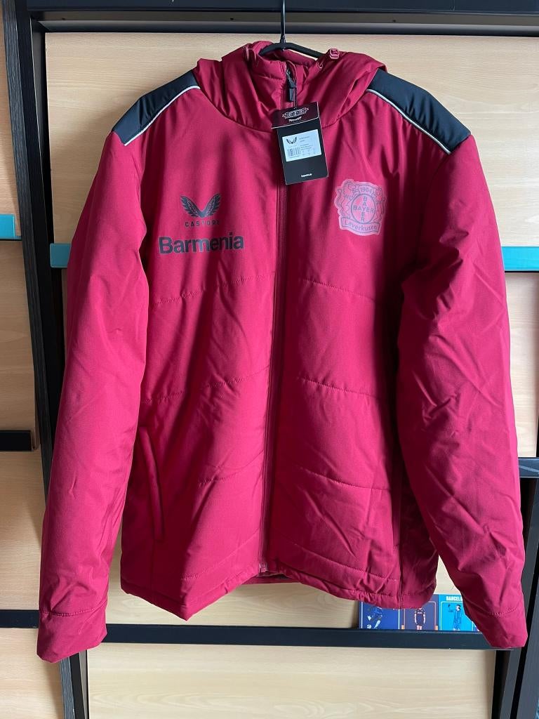Bayer Leverkusen Winterjas Bench Jacket Nieuw Maat M Castore, Ophalen, Nieuw, Voetbal, Rood
