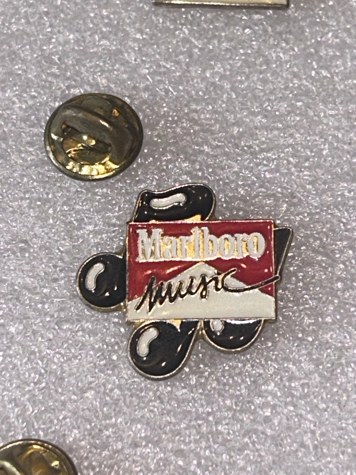 Marlboro Music pin - Vintage verzamelobject, Ophalen of Verzenden, Gebruikt, Merk, Speldje of Pin