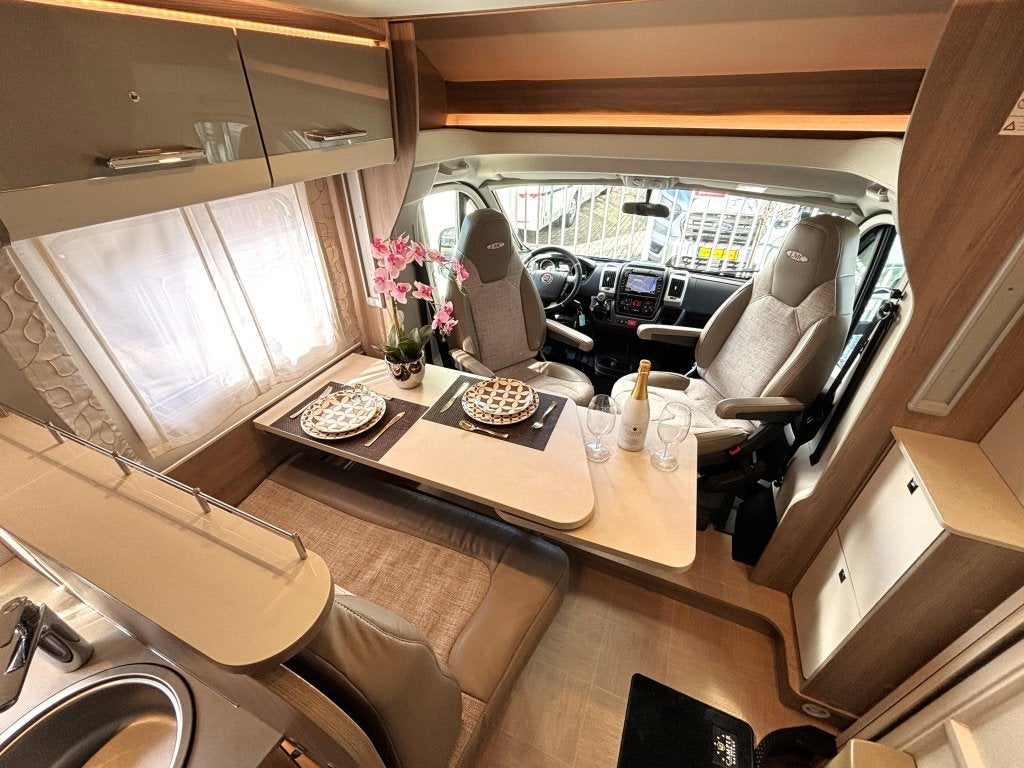LMC Element T 608 QUEENSBED + HEFBED LUCHTVERING 168PK EURO6, Caravans en Kamperen, Fiat, Bedrijf, 6 tot 7 meter, Handgeschakeld