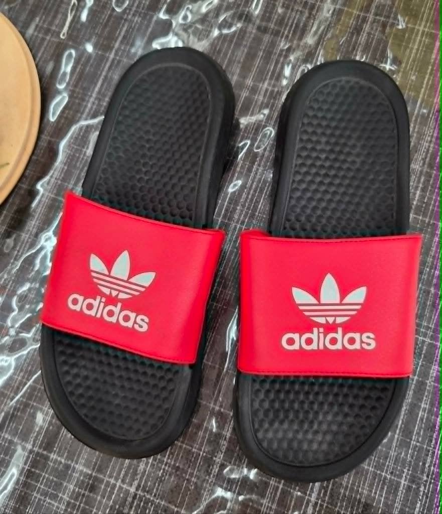 adidas slippers maat 45 zwart-rood, Kleding | Heren, Schoenen, Slippers, Overige kleuren, Verzenden, Nieuw