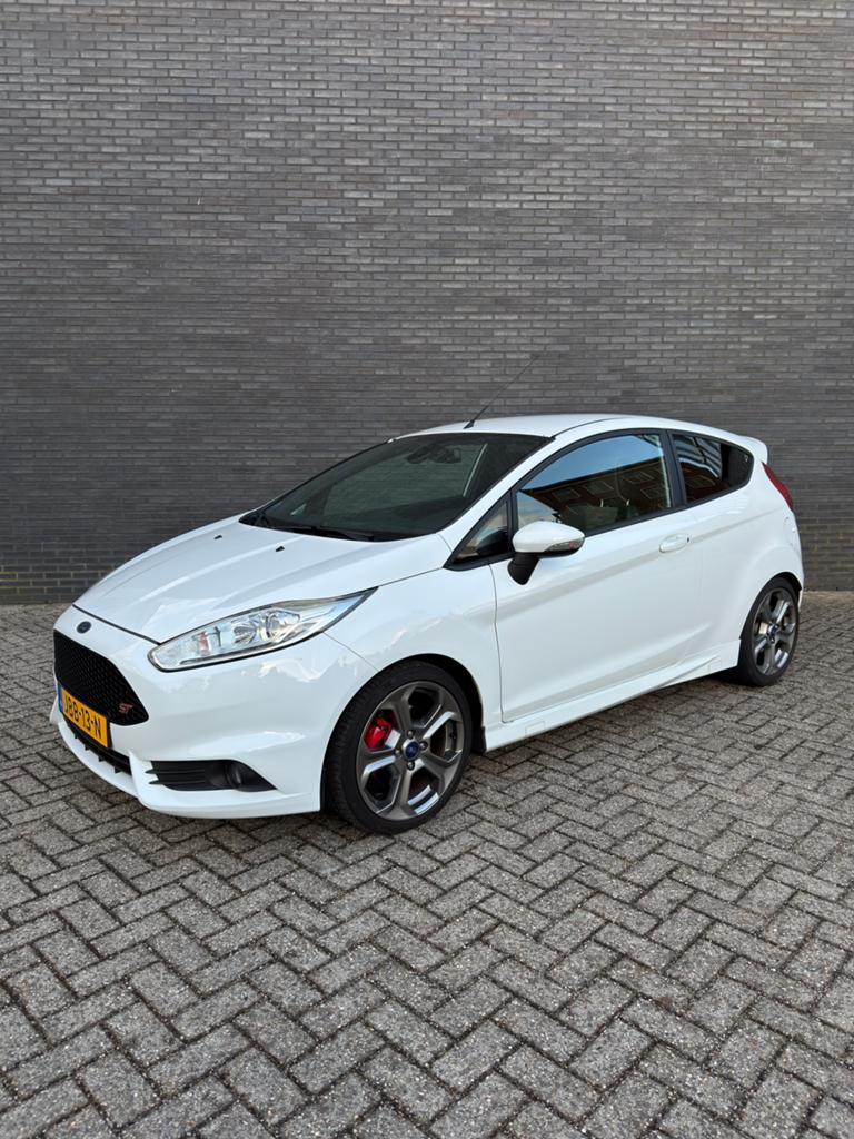 Ford Fiësta ST2 1.6 182PK 2014 Wit, Auto's, Ford, 1596 cc, 1063 kg, Zwart, 4 cilinders