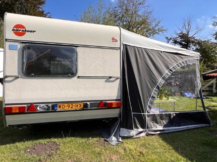 Burstner Club caravan met luifel en vast bed, 4 personen, Caravans en Kamperen, Caravans, Vast bed, J, Bedrijf, Treinzit