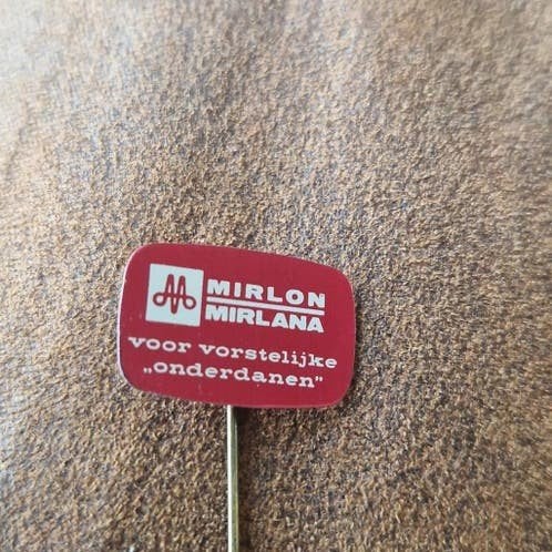 SPELDJE Mirlon Mirlana, Verzamelen, Speldjes, Pins en Buttons, Ophalen of Verzenden, Zo goed als nieuw, Merk