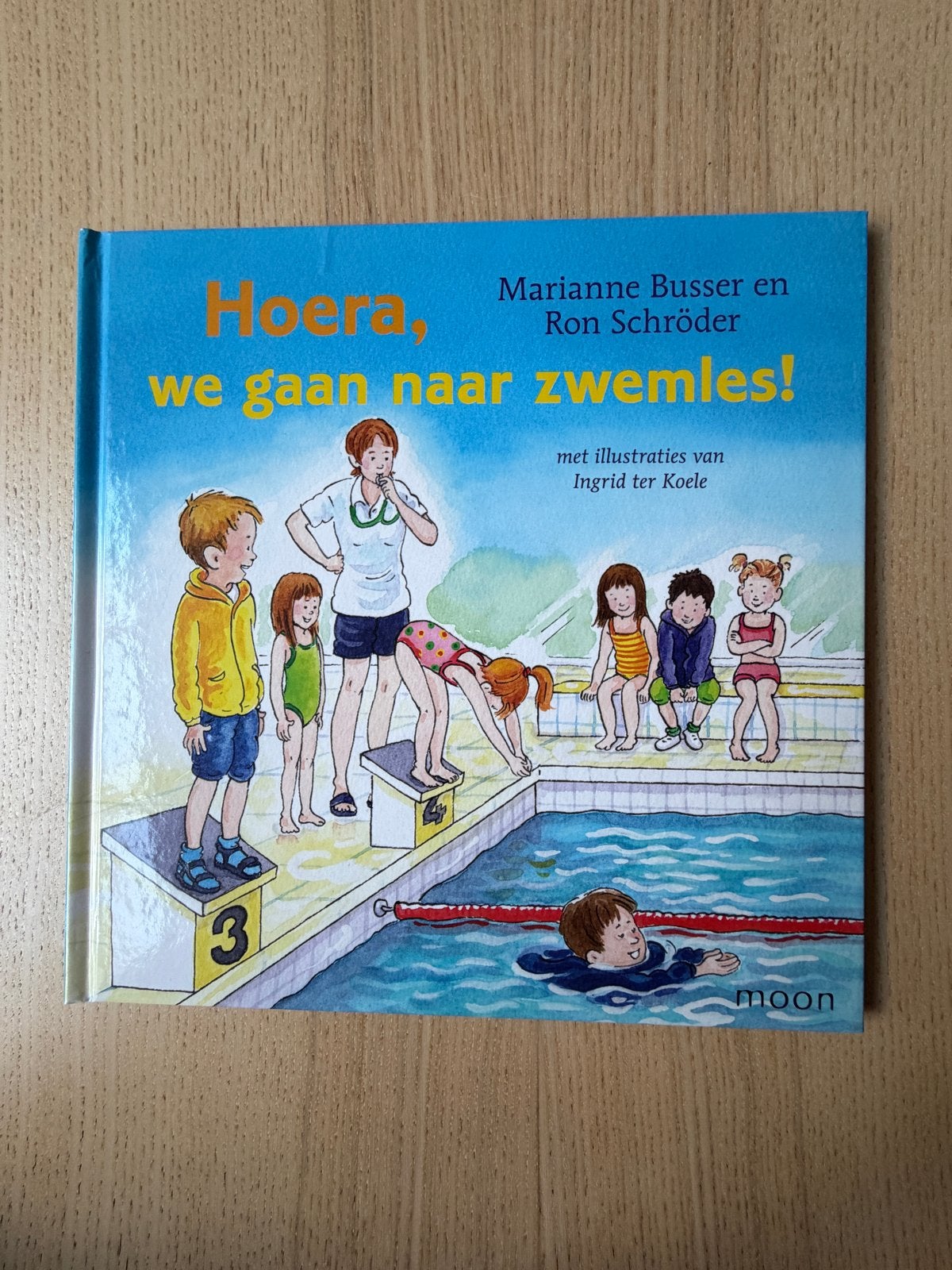Hoera, we gaan naar zwemles! - Marianne Busser & Ron Schröde, Ophalen of Verzenden, Zo goed als nieuw, 3 tot 4 jaar