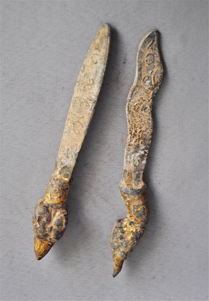 Twee bronzen ceremoniële zwaardjes, Myanmar, midden 20e eeuw, Antiek en Kunst, Kunst | Niet-Westerse kunst, Ophalen of Verzenden