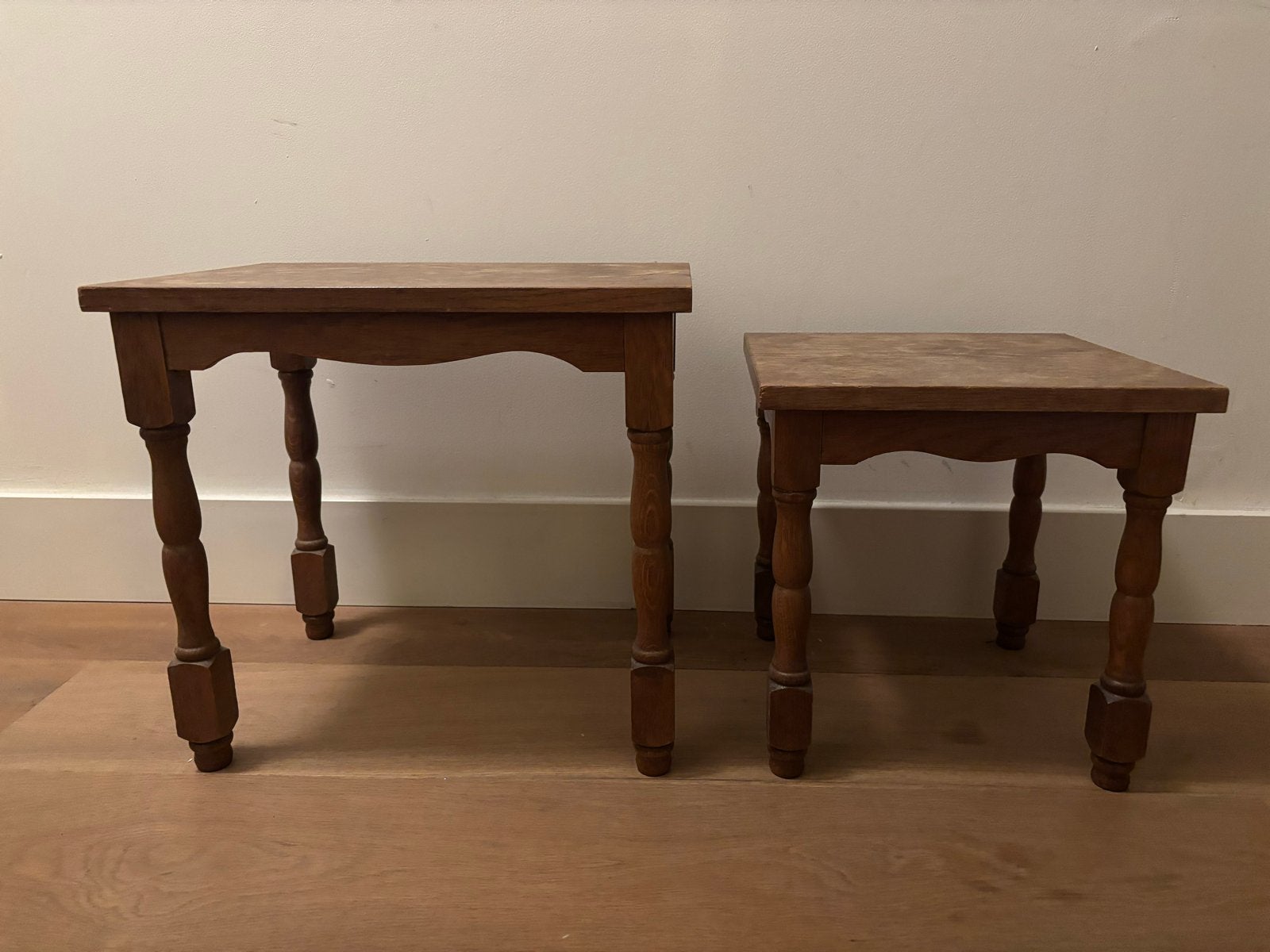 Set van 2 antieke bijzettafeltjes van hout, Ophalen