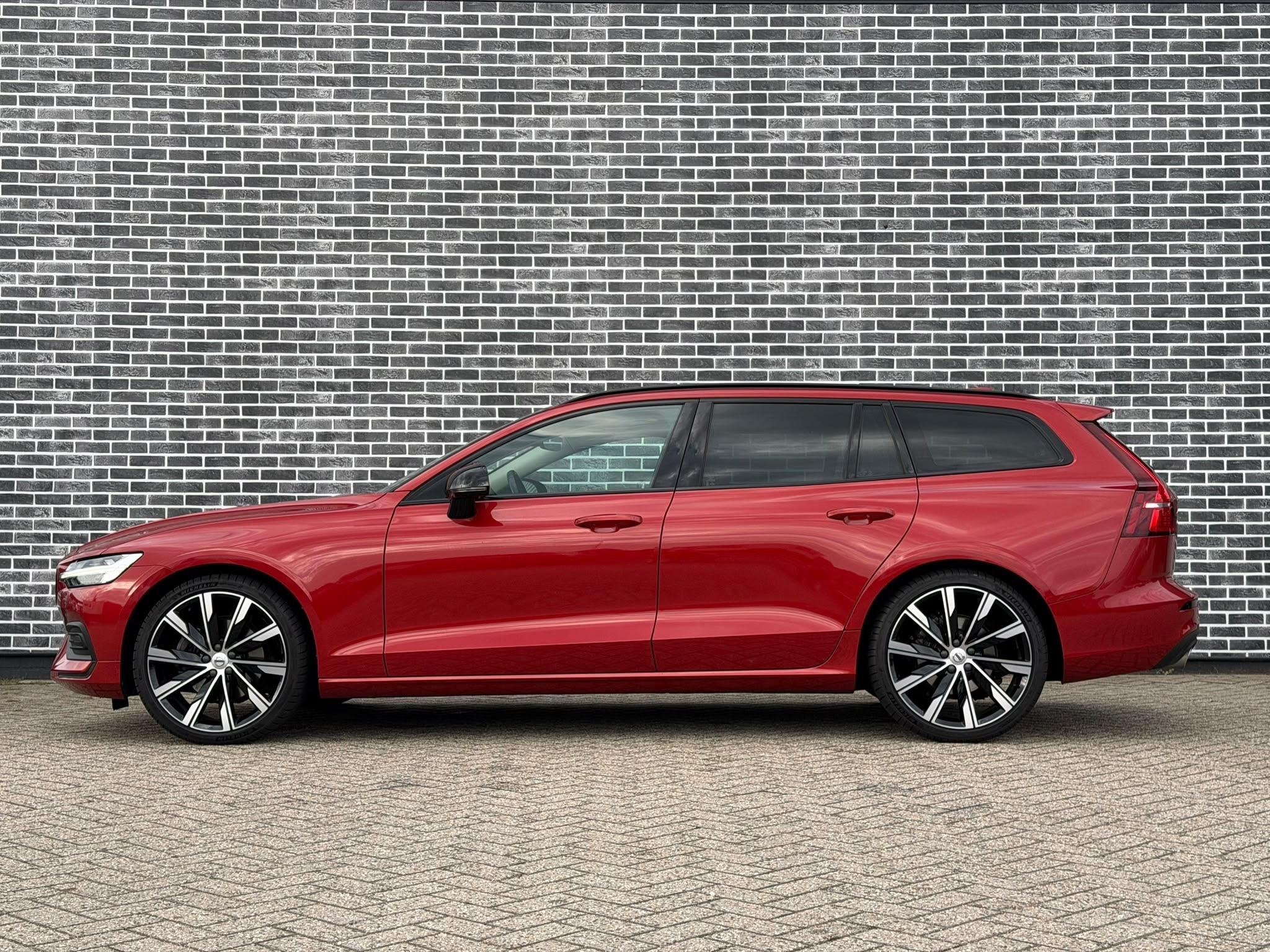 Volvo V60 2.0 T4 Momentum Pro | Trekhaak | Achteruitrijcamer, Auto's, 12 maanden, 15 km/l, Euro 6, Leder en Stof