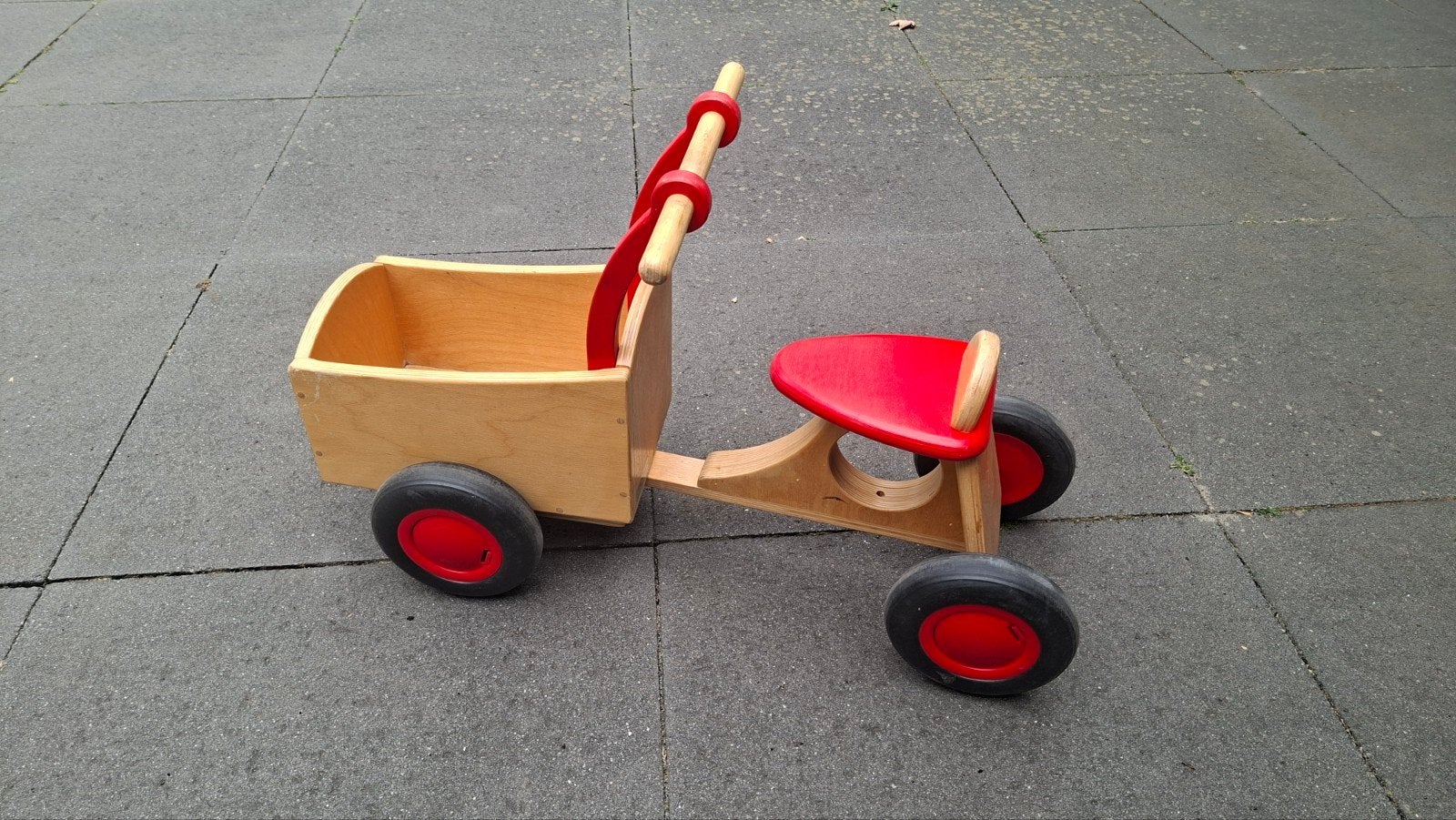Houten loopfiets met bakje - rood en naturel, Ophalen, Gebruikt, Loopfiets