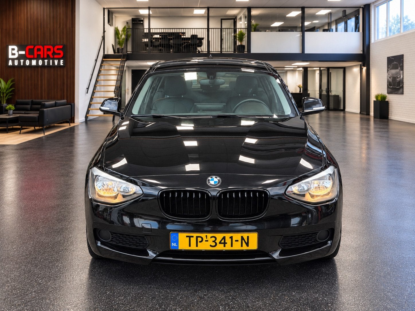 BMW 1-serie 116i Executive Leer|XlNavi|Stoelvw|Pdc|Sport|Nap, Auto's, Gebruikt, 4 cilinders, Zwart, 650 kg