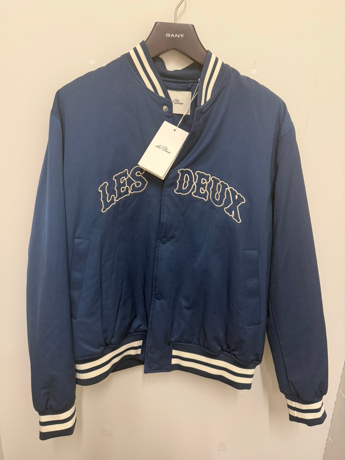 Nieuw Les Deux Varsity tech jacket XL, Verzenden, Nieuw, Maat 56/58 (XL), Blauw