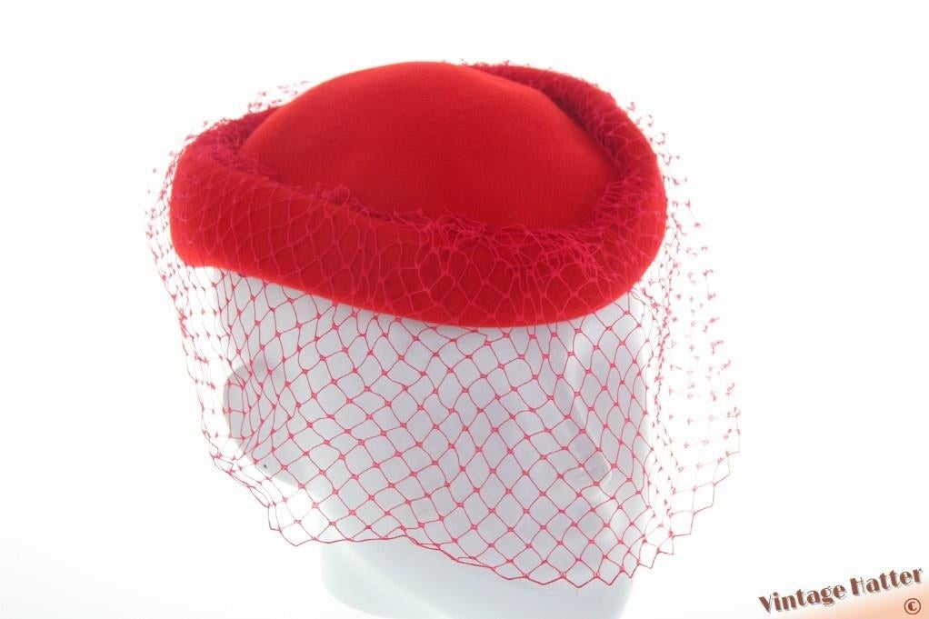 Vintage Dames pillbox cocktailhoed rood wol met voile 55-56, Kleding | Dames, Hoeden en Petten, Ophalen of Verzenden, Zo goed als nieuw