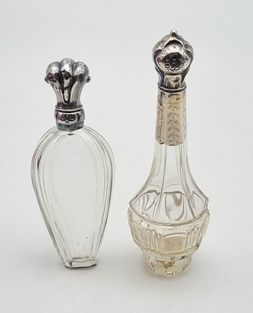 1060. Parfumflesjes met zilveren dop, 19e eeuw, Antiek en Kunst, Ophalen, Zilver