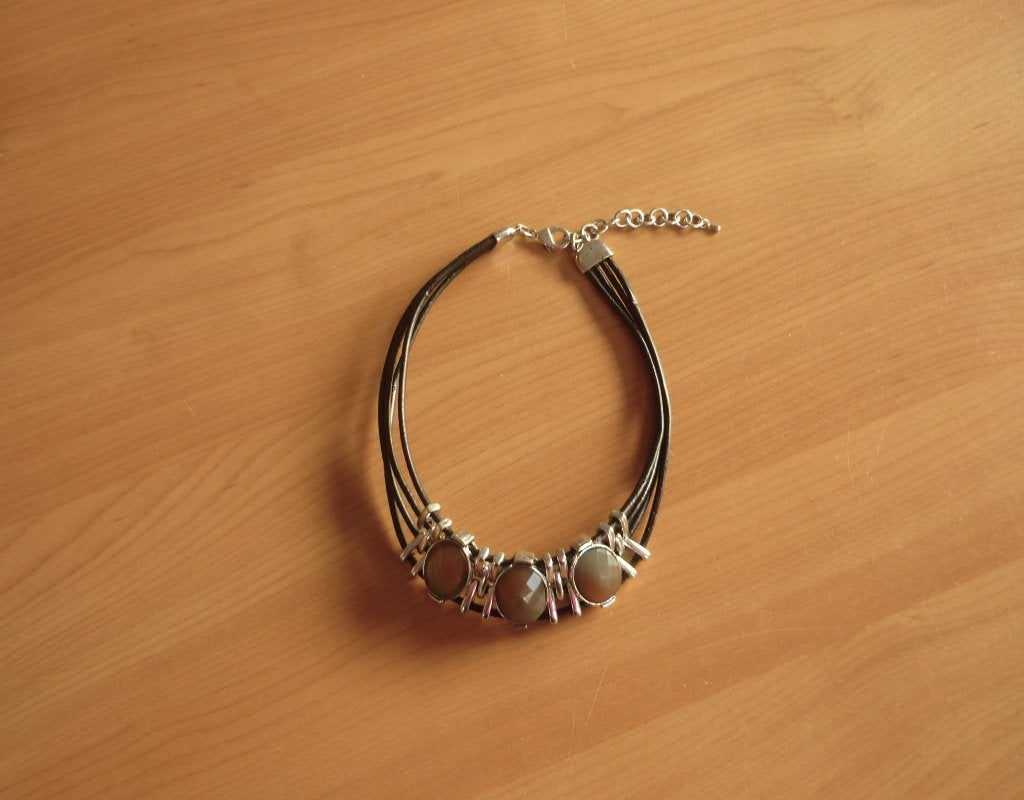 Zwarte vierdubbele choker ketting met 3 ovale taupe strass, Ophalen of Verzenden, Zo goed als nieuw, Zwart, Overige materialen