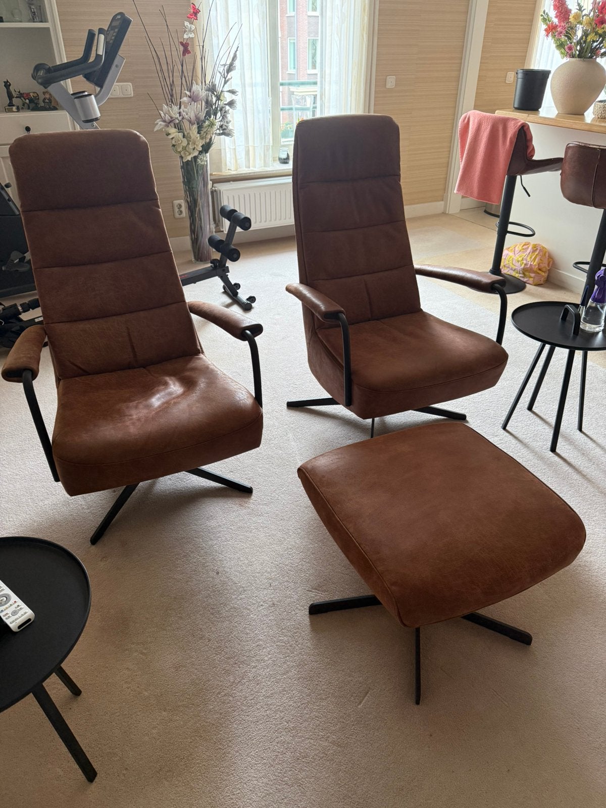 2 comfortabele draaifauteuils met hocker, Huis en Inrichting, Ophalen of Verzenden, Zo goed als nieuw, 50 tot 75 cm, Leer