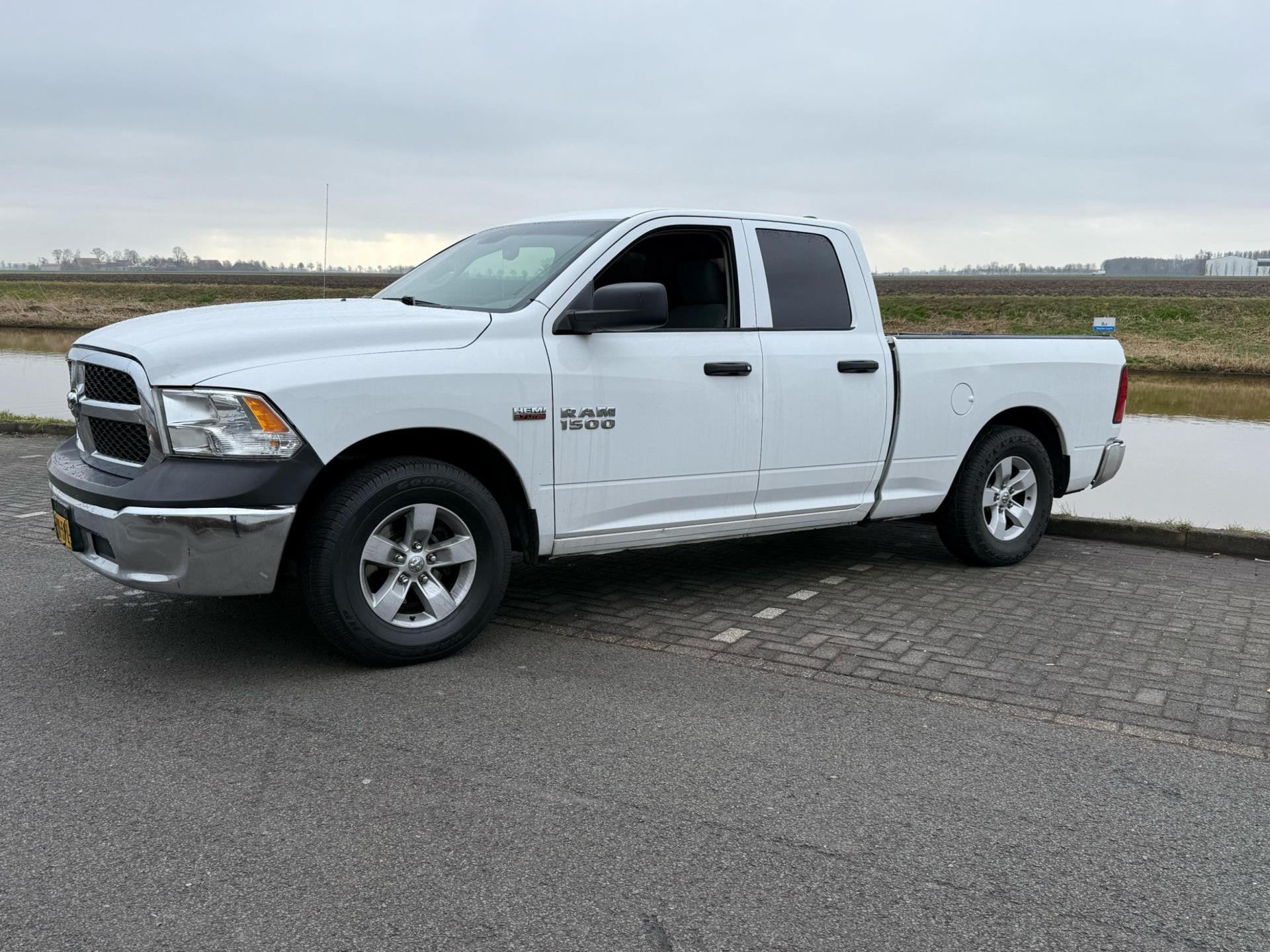 Dodge Ram 1500 5.7 V8 4x4 Quad Cab 6'4, Auto's, Automaat, Stof, Gebruikt, 5654 cc