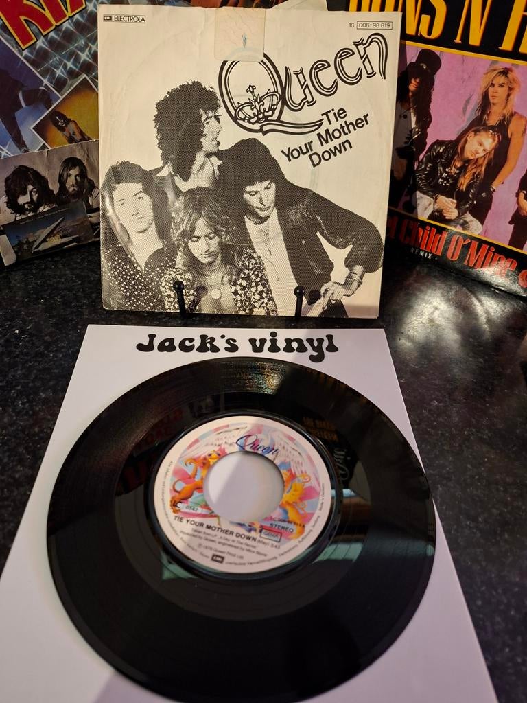 Queen - Tie Your Mother Down 7 inch vinyl single 1977, Ophalen of Verzenden, Gebruikt, Overige formaten, Poprock