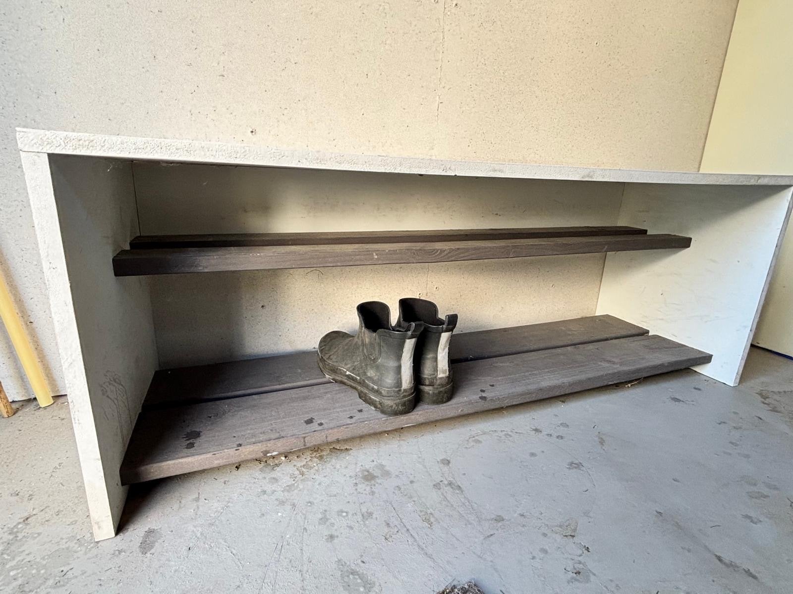 Gratis schoenenbank / schoenenrek met twee planken, Ophalen, Gebruikt