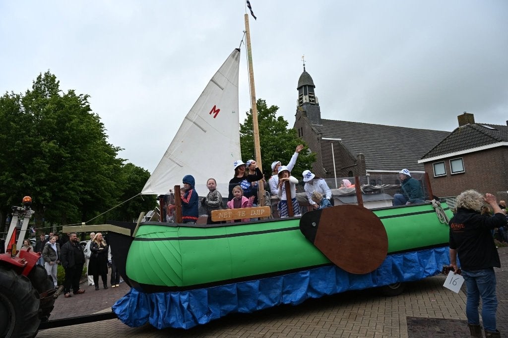 Te Huur Feestwagen/ versierde wagen Skutsje, Ophalen, Nieuw, Carnaval