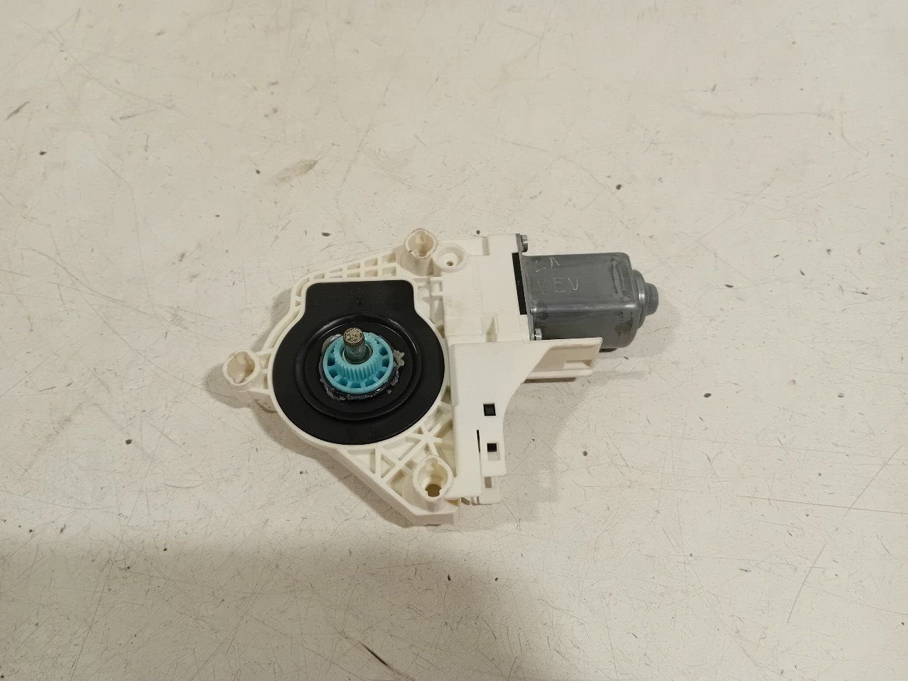 Motor raammechaniek elektrisch links achter Audi Q3, Onderdelen@venauto.nl, Van der Ven Autorecycling B.V., Gebruikt, Ettenseweg 76, 4706 PB Roosendaal, The Netherlands