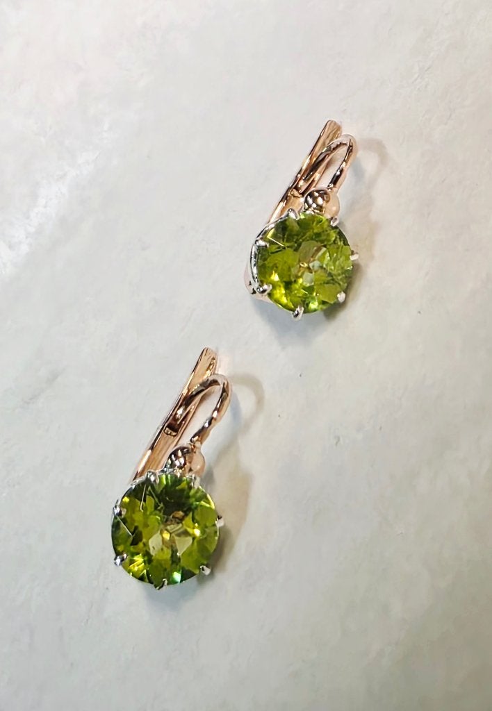 Antieke gouden oorbellen met peridots 1,70kt, Ophalen of Verzenden, Goud, Oorbellen, Met edelsteen
