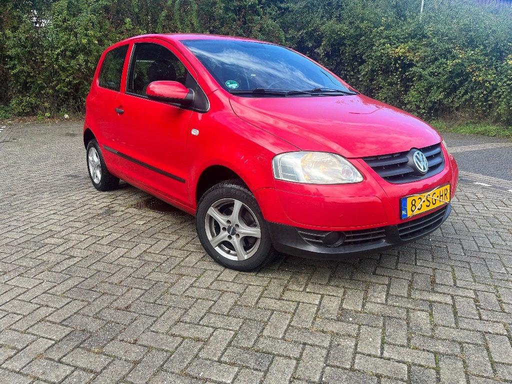 Volkswagen Fox 1.4 55KW 2005 Rood, Auto's, 4 cilinders, 4 stoelen, Origineel Nederlands, Handgeschakeld