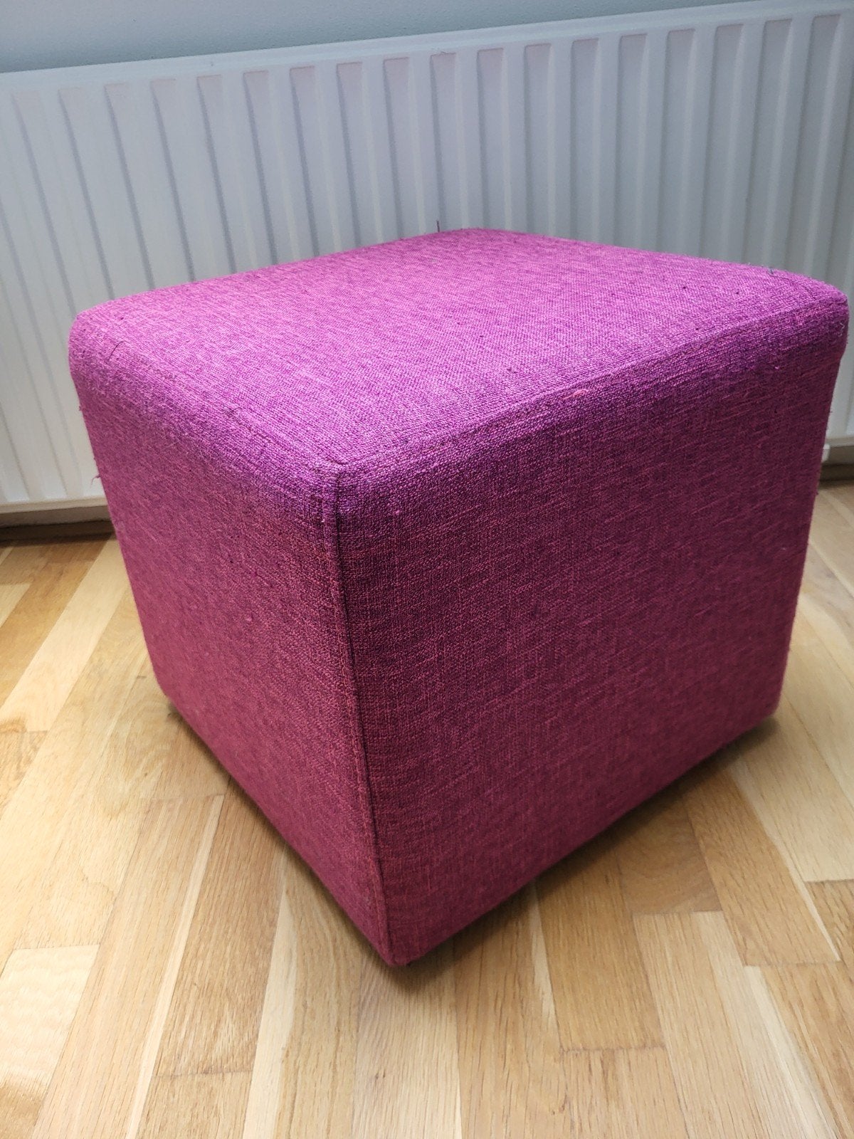 Donkerroze poef, kubus, Ophalen, Minder dan 50 cm, Gebruikt, Modern, Speels